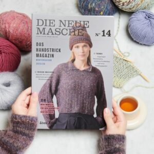 Cover der Zeitschrift Die Neue Masche. Im Hintergrund sind Wollknäuel und eine Tasse Tee.