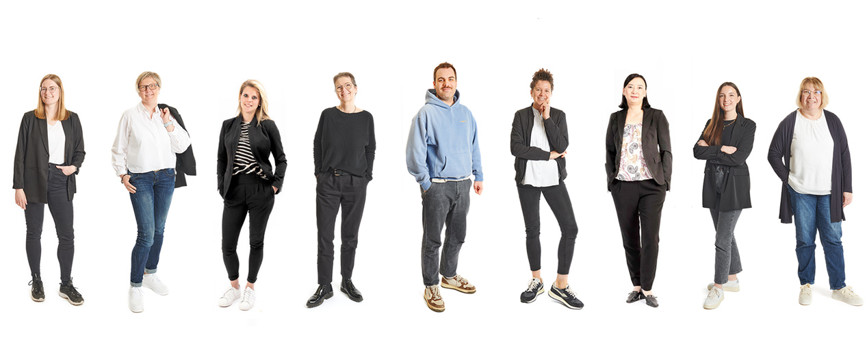 Unsere Arbeitswelt Mitarbeitende der TAP Holding Unternehmensgruppe stehen nebeneinander vor weißem Hintergrund
