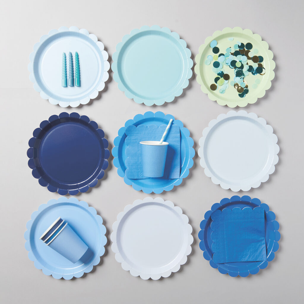 PARTY Papiergeschirr mit bunten Mustern, Trinkhalme und ein Cupcake auf rosa Hintergrund – Partydekoration